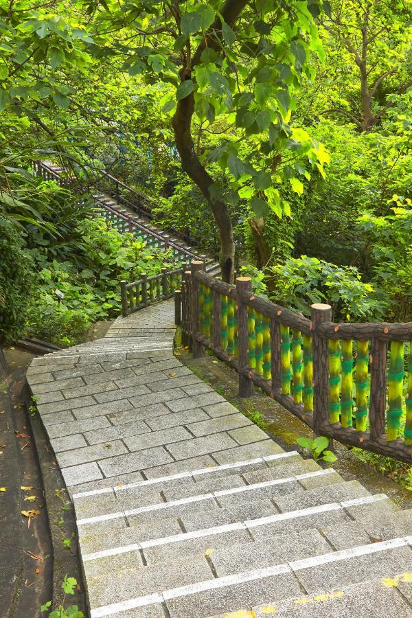 The Grand Hotel Taipei Exterior foto The path to the temple
