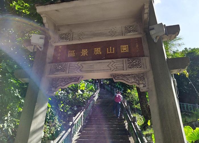 The Grand Hotel Taipei Exterior foto Entrance to Mount Tai