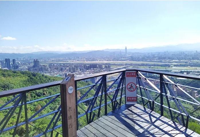 The Grand Hotel Taipei Exterior foto View from the top of Mount Hinode