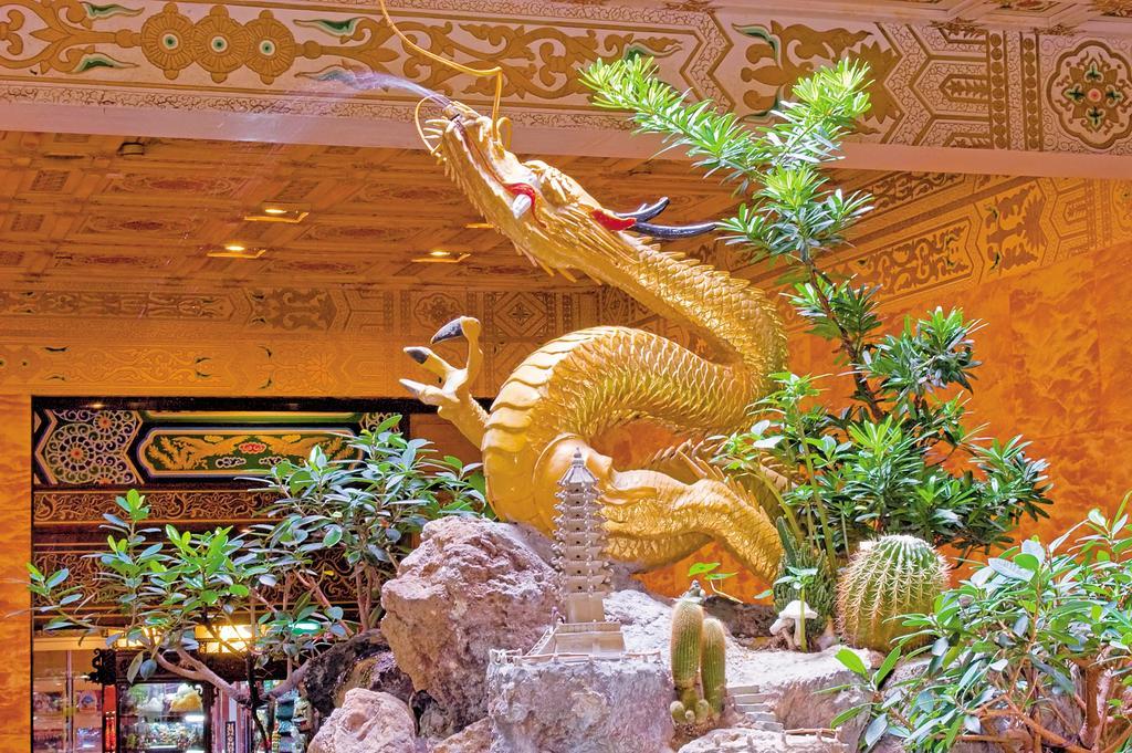 The Grand Hotel Taipei Exterior foto The golden dragon at the entrance of the temple