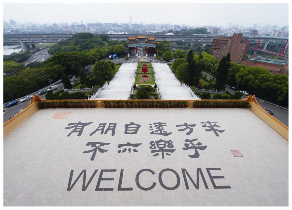 The Grand Hotel Taipei Exterior foto The "Welcome" sign at the entrance of the university