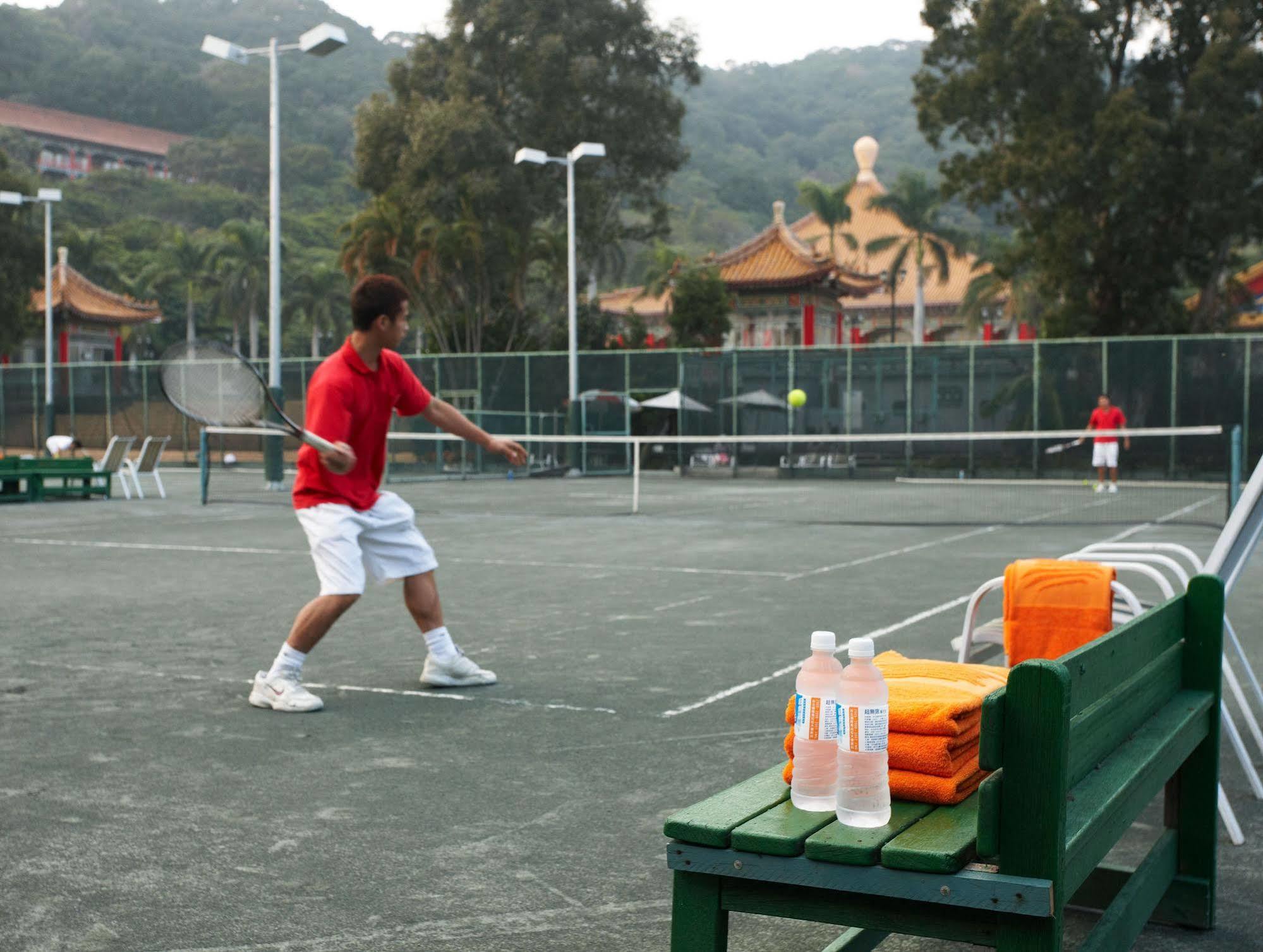 The Grand Hotel Taipei Exterior foto Tennis player at the La Jolla Country Club