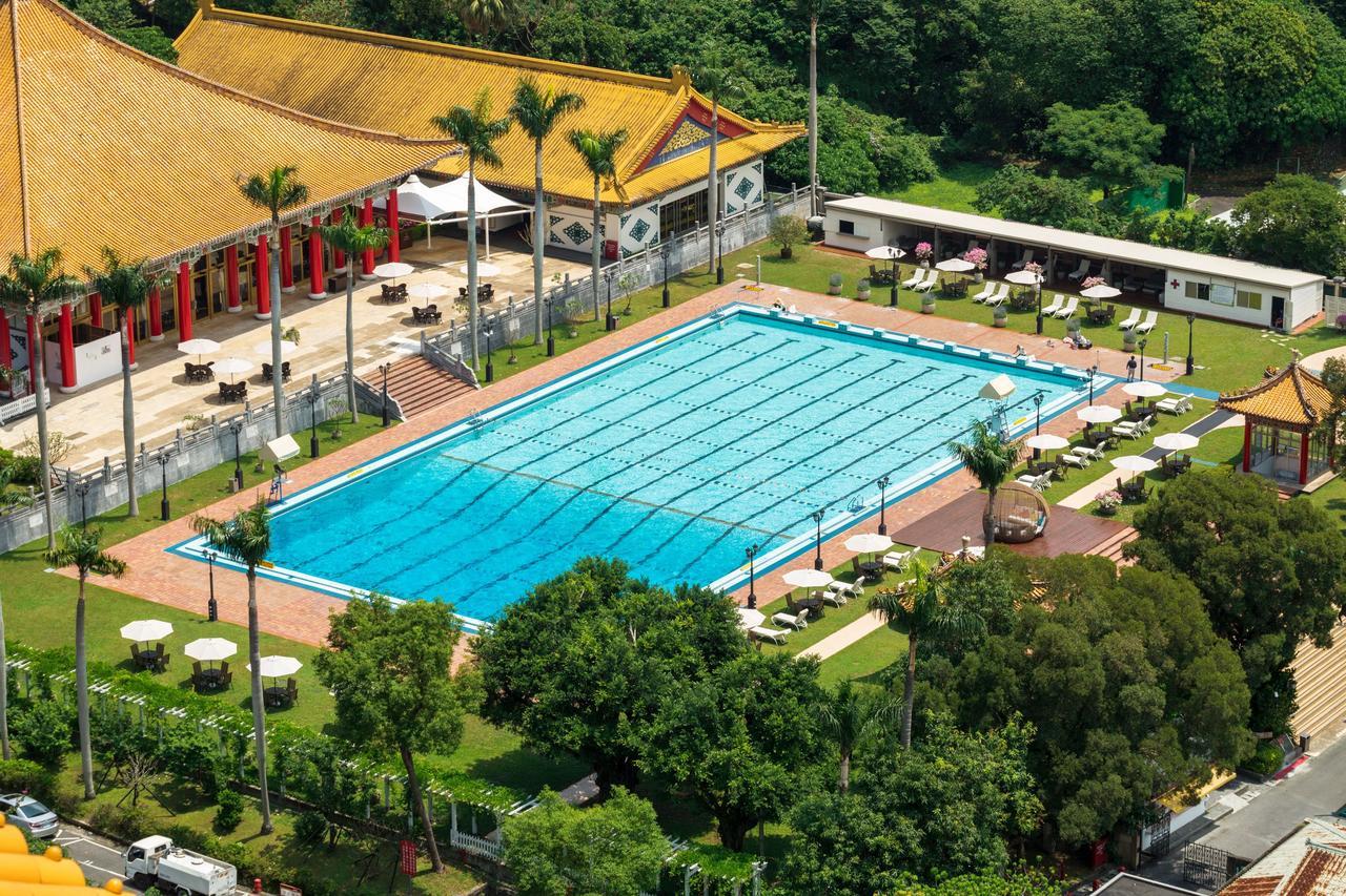 The Grand Hotel Taipei Exterior foto The swimming pool