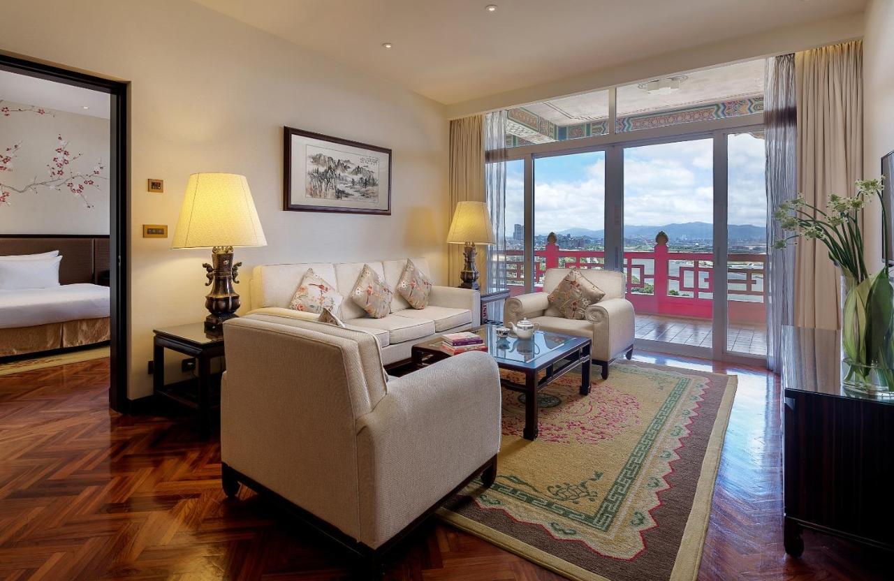 The Grand Hotel Taipei Exterior foto A suite at the hotel