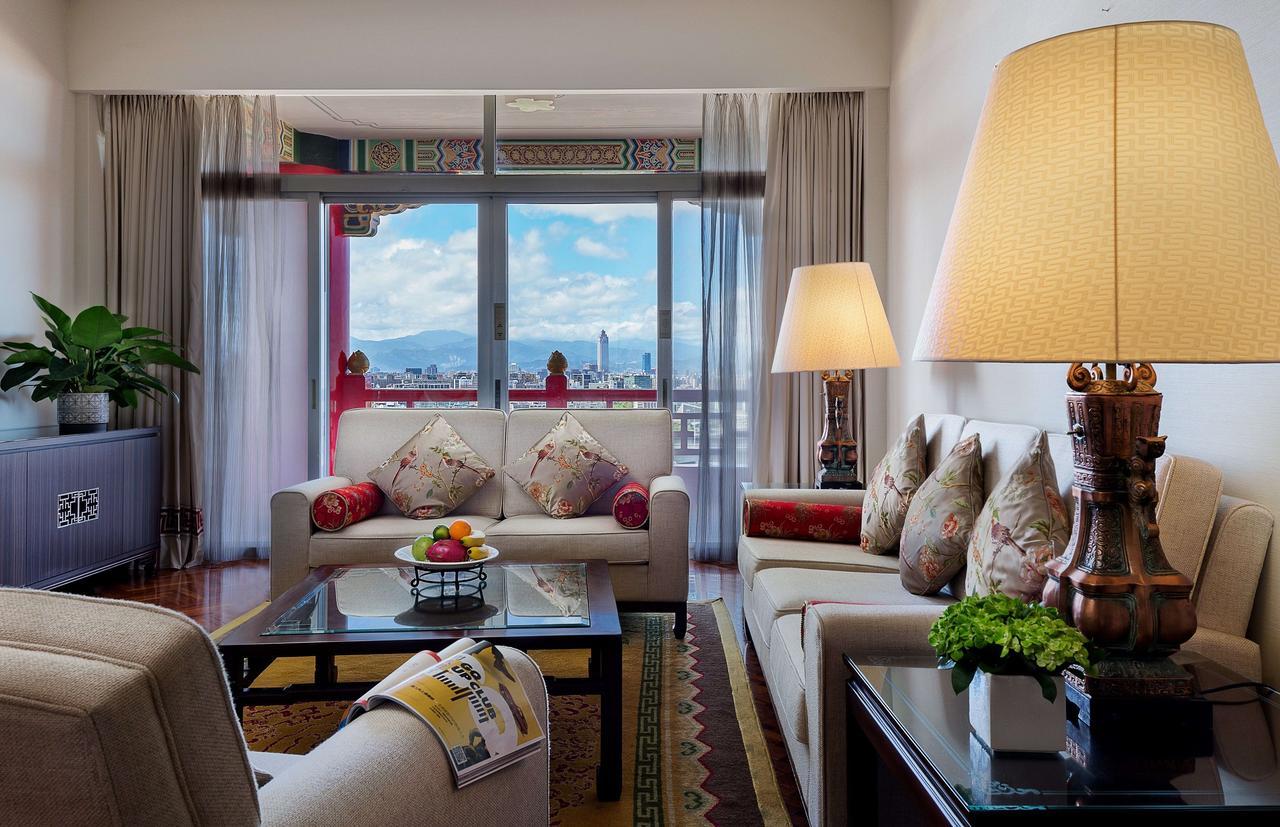 The Grand Hotel Taipei Exterior foto A living room in a suite at the Mandarin Oriental, Beijing
