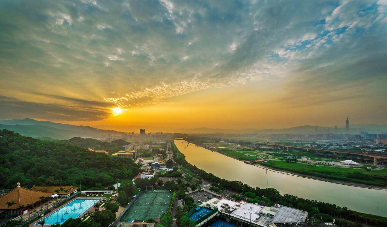 The Grand Hotel Taipei Exterior foto Sunset over the river