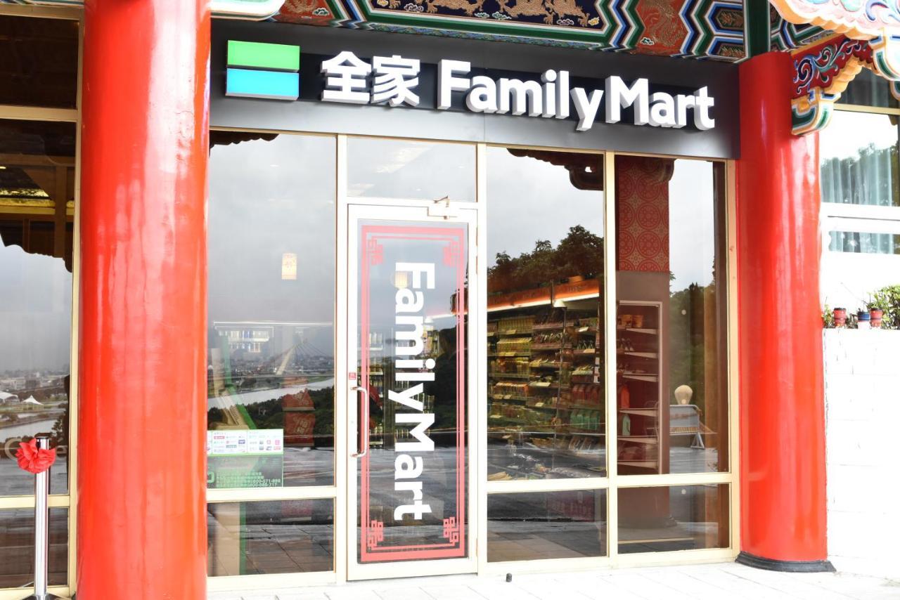 The Grand Hotel Taipei Exterior foto FamilyMart store in San Francisco, California