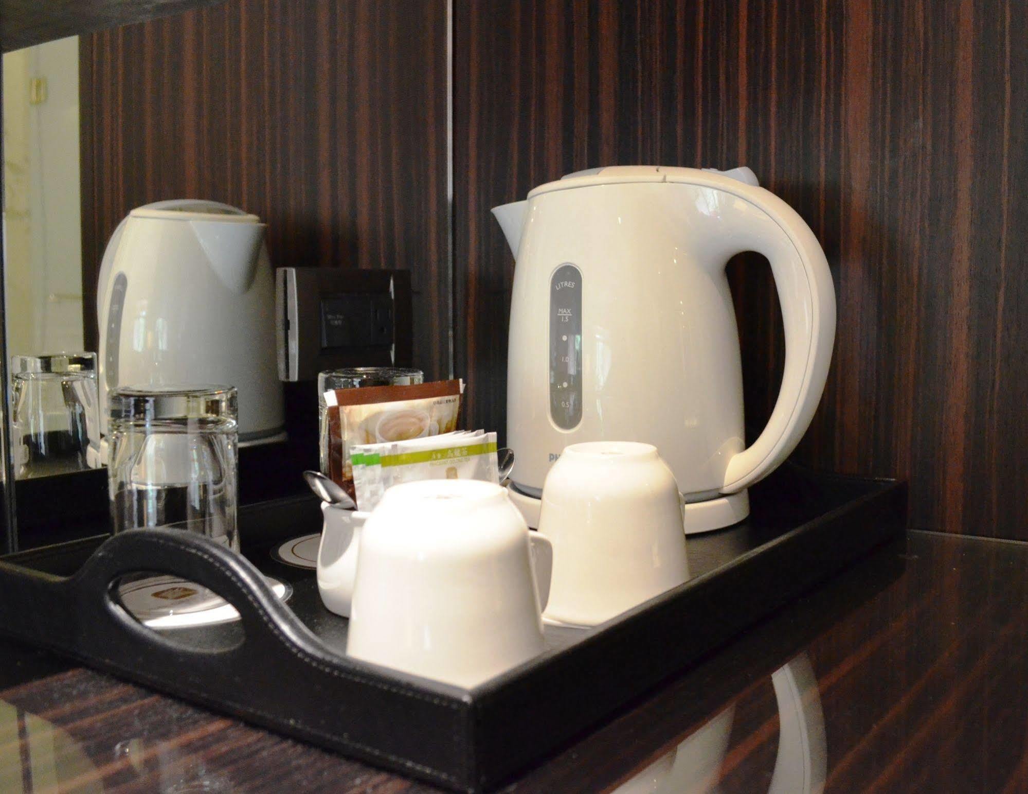 The Grand Hotel Taipei Exterior foto A kettle in a hotel room