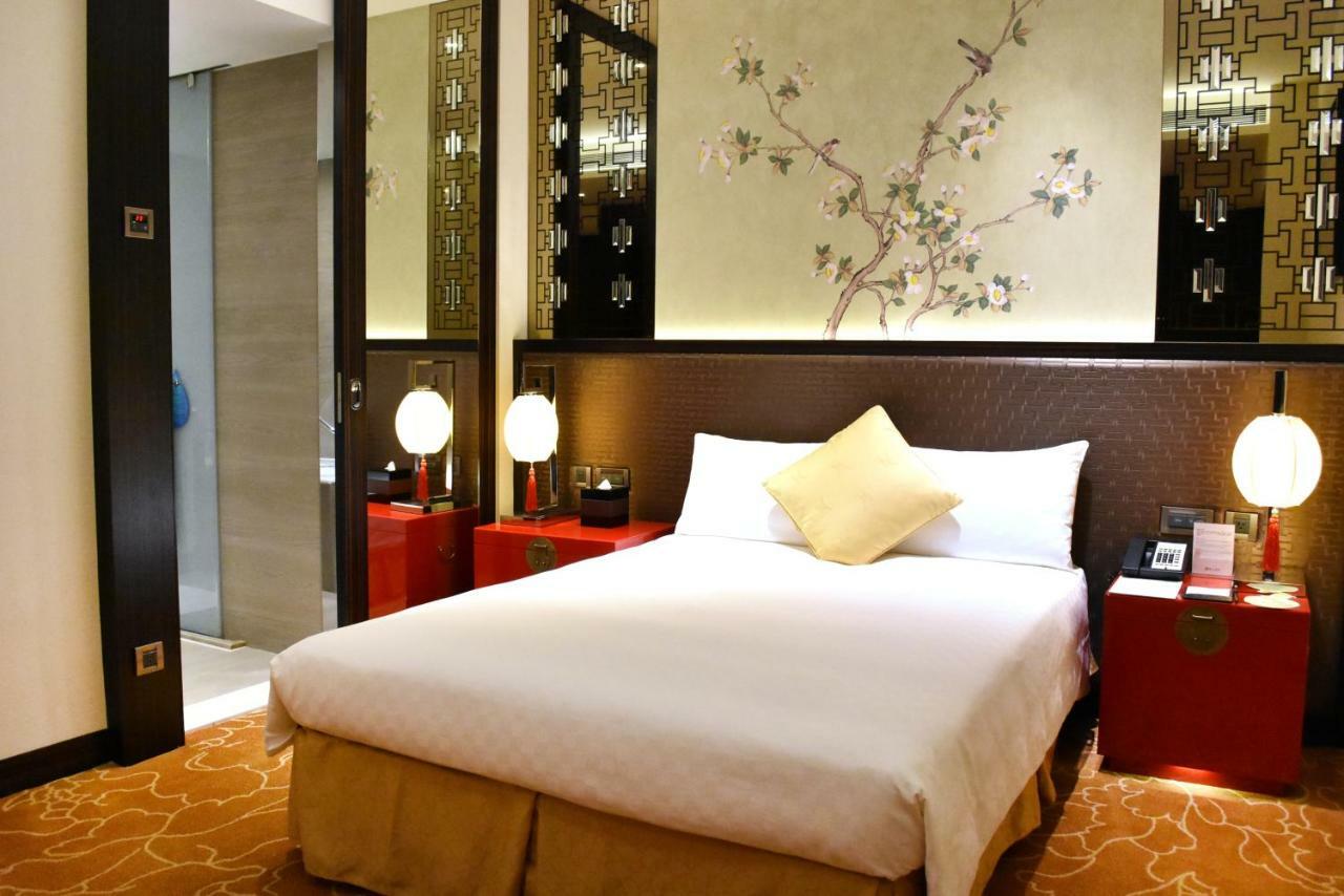 The Grand Hotel Taipei Exterior foto A room at the Mandarin Oriental, Hong Kong