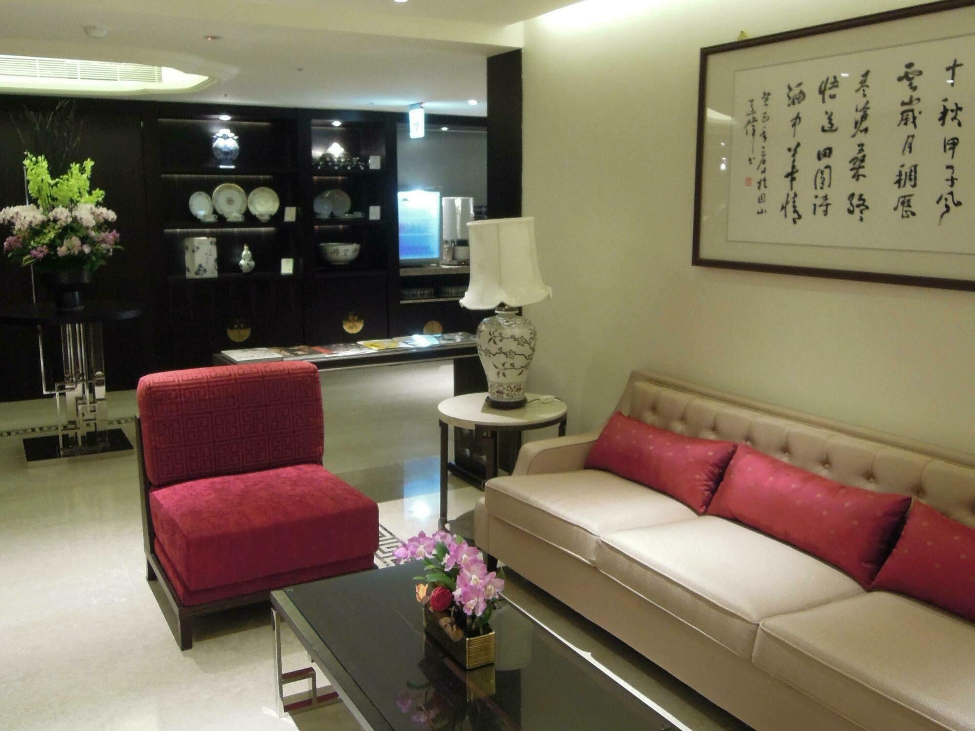 The Grand Hotel Taipei Exterior foto The interior of a suite at the Mandarin Oriental, Singapore