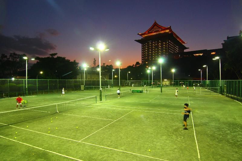 The Grand Hotel Taipei Exterior foto Tennis courts at the Grand Hyatt Taipei