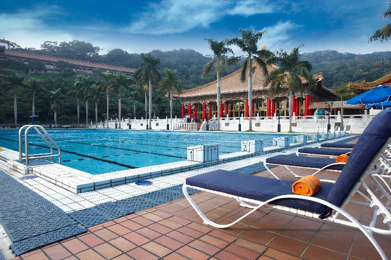 The Grand Hotel Taipei Exterior foto The swimming pool at the Hong Kong Country Club