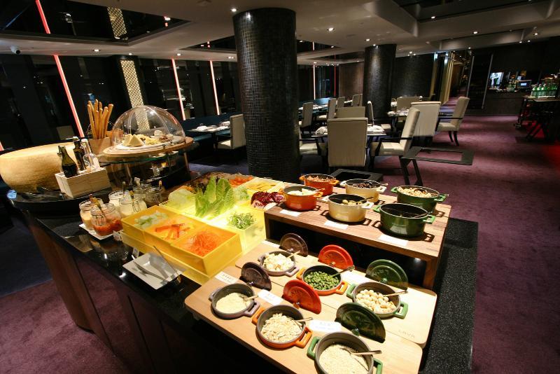 The Grand Hotel Taipei Exterior foto A salad bar