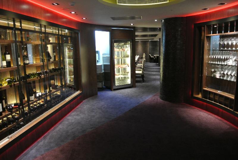 The Grand Hotel Taipei Exterior foto The wine room at the restaurant